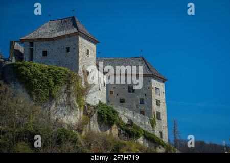 Blick auf die teilweise restaurierte mittelalterliche Burg Kostel im Dorf Kostel, in der Nähe von Kolpa, Slowenien, an einem sonnigen Tag mit klarem blauen Himmel. Wunderschön Stockfoto