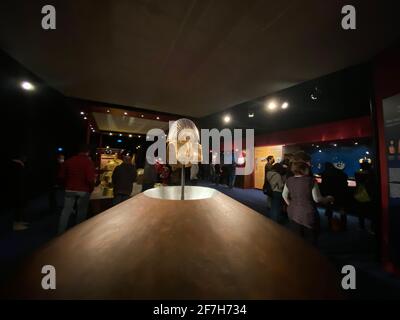 Ausstellung von Tutanchamun in Zürich mit Zuschauern während der Pandemiezeit. Grab und Schätze mit Goldmaske und Repliken aus ägypten pharao. 14.03.202 Stockfoto