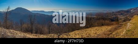 Panorama von der Kirche auf Sveti Primoz, ein bekannter Wanderort in den Karawanken alpen, etwas oberhalb von Kamnik, Slowenien. Sichtbar Ljubljana und Kamnik Stockfoto