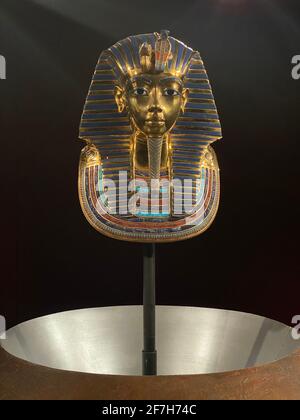 Ausstellung von Tutanchamun in Zürich während der Pandemiezeit. Goldene Maske auf schwarzem Hintergrund als Nachbildung von Ägypten pharao. 14.03.2021 - Oerlikon, Schweiz Stockfoto