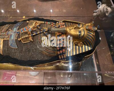 Grab und Schätze mit Goldmaske und Repliken aus ägypten pharao Tutanchamun. 14.03.2021 - Oerlikon, Schweiz. Stockfoto