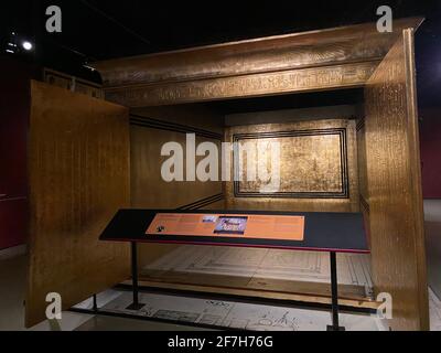 Ausstellung von Tutanchamun in Zürich während der Pandemiezeit. Blick in den äußeren goldenen Schrein mit der Mumie und dem Sarkophag von Tutanchamun. 14.03.202 Stockfoto