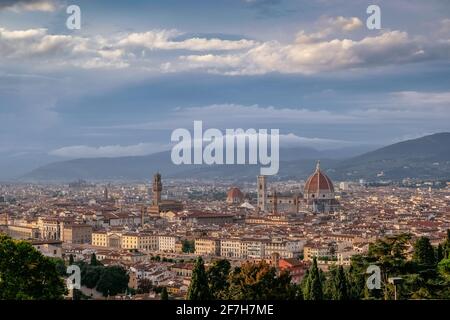 Panoramablick auf Florenz von Piazzale Michelangelo - Cattedrale di Santa Maria del Fiore (Duomo) - Toskana, Italien Stockfoto