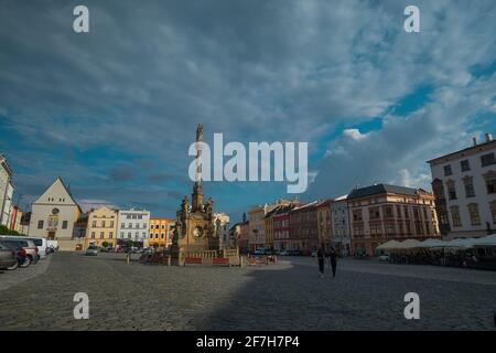 Mariansky sloup oder Mariensäule auf einem Stadtplatz in Olomouc, Tschechische republik an einem sonnigen Tag mit einigen Wolken. Stockfoto