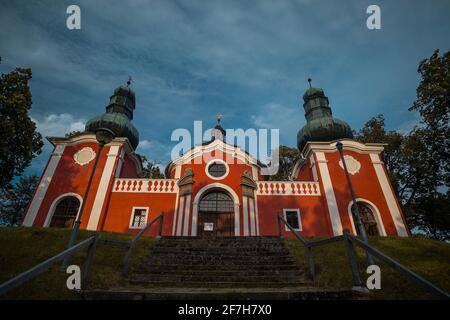 Panorama des unteren Teils oder des Beginns der Kavallerie Banska Stiavnica in der Mittelslowakei während der Nachmittagsstunden. Stockfoto