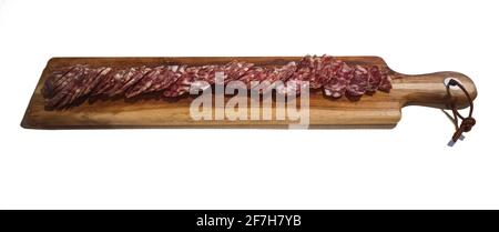 Hausgemachte Salami in Scheiben serviert auf einem hölzernen Schneidebrett isoliert auf weiß. Stockfoto