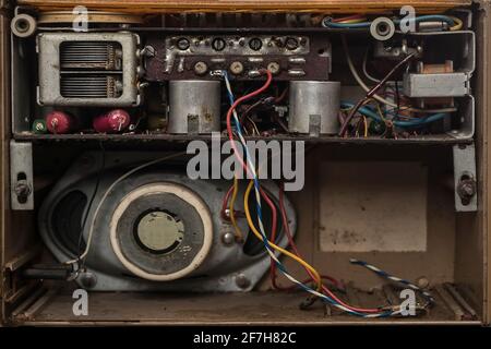 Das Innere eines alten Radios. Komponenten eines alten Transistor-Radios aus den sechziger oder siebziger Jahren. Stockfoto