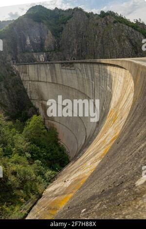 Panoramafoto des Staudamms Vidraru oder des Staudamms Barajul Vidraru in Rumänien, eines Staudamms aus Betonwasserkraftwerk, der in den karpaten auf einer Wolke errichtet wurde Stockfoto