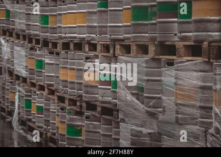 Große Mengen von Aluminium-Bierkegs, die mit Euro-Paletten übereinander gestapelt und mit Vinylfolie umwickelt wurden. Stockfoto