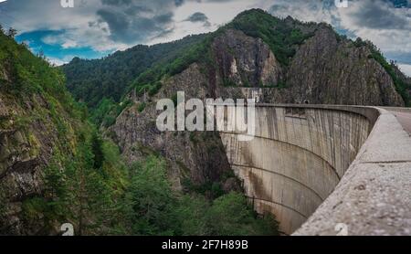 Panoramafoto des Staudamms Vidraru oder des Staudamms Barajul Vidraru in Rumänien, eines Staudamms aus Betonwasserkraftwerk, der in den karpaten auf einer Wolke errichtet wurde Stockfoto