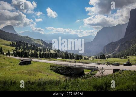 Morgen Panorama von Gardena Mountain Pass oder Passo Gardena. Blick nach Norden in Richtung der Straße und das Tal in ein sonniges Wetter. Stockfoto