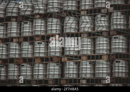 Große Mengen von Aluminium-Bierkegs, die mit Euro-Paletten übereinander gestapelt und mit Vinylfolie umwickelt wurden. Stockfoto