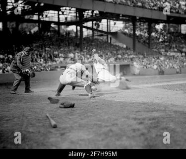 Goose Goslin, Washington Senators, rutscht sicher nach Hause vor Wally Schang, New York Yankees Catcher, 2. Doppelkopfspiel, 15. August 1925. Stockfoto