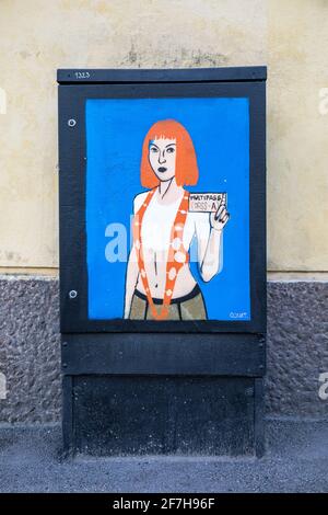 Straßenkunst. Graffiti-Wandgemälde im Straßenschrank im Stadtteil Kallio in Helsinki, Finnland. Stockfoto