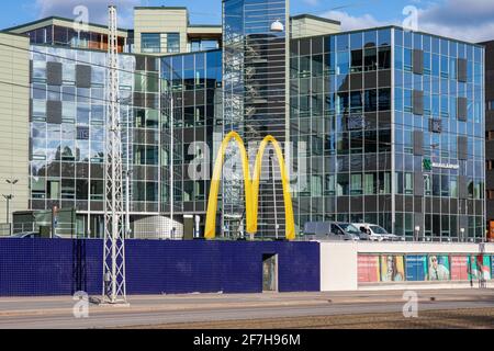 Goldene Bögen oder McDonald's-Logo vor den Geschäftsgebäuden Paciuksenkatu 27-29 im Bezirk Meilahti in Helsinki, Finnland Stockfoto