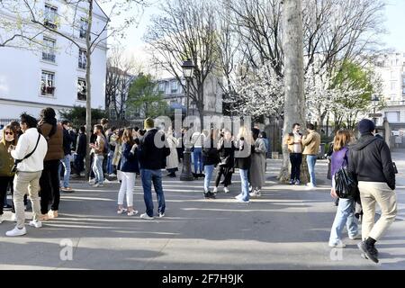 Place des Abesses überfüllt von Menschen während der Covid19-Sperre - Paris 18. - Frankreich Stockfoto