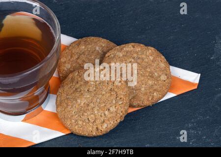 Haferflockenkekse begleitet von einer Tasse Tee Stockfoto