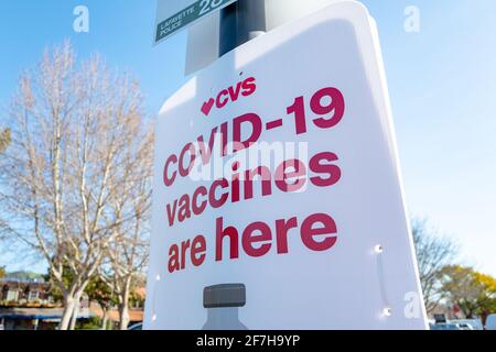 Usa. März 2021. Schild mit der Ankündigung, dass Covid-19-Impfstoffe in einer CVS-Apotheke in Lafayette, Kalifornien, am 5. März 2021, erhältlich sind. (Foto: Smith Collection/Gado/Sipa USA) Quelle: SIPA USA/Alamy Live News Stockfoto