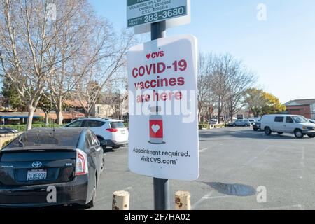 Usa. März 2021. Schild mit der Ankündigung, dass Covid-19-Impfstoffe in einer CVS-Apotheke in Lafayette, Kalifornien, am 5. März 2021, erhältlich sind. (Foto: Smith Collection/Gado/Sipa USA) Quelle: SIPA USA/Alamy Live News Stockfoto