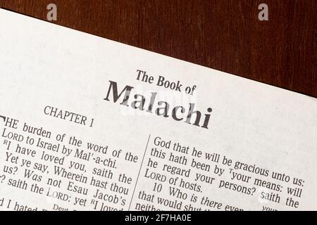 Dies ist die King James Bibel, die 1611 übersetzt wurde. Es gibt keine Urheberrechte. Titelseite zum Buch Malachi Stockfoto