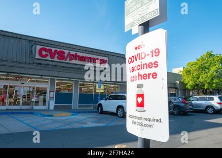 Usa. März 2021. Schild mit der Ankündigung, dass Covid-19-Impfstoffe in einer CVS-Apotheke in Lafayette, Kalifornien, am 5. März 2021, erhältlich sind. (Foto: Smith Collection/Gado/Sipa USA) Quelle: SIPA USA/Alamy Live News Stockfoto