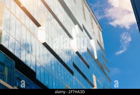 Abstraktes Fragment eines modernen Gebäudes mit Glasfassade für Büros in Moskau. Stockfoto