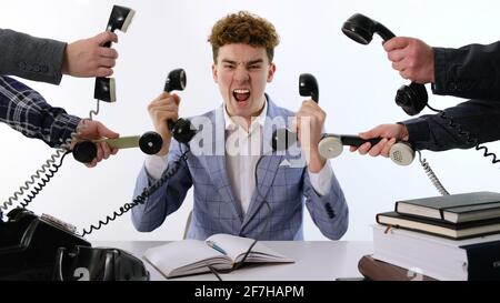 Eine Menge Anrufe: Beschäftigt Angry Assistant Agent Helfer arbeiten und beantworten eine Menge Anrufe zur gleichen Zeit, Festnetz Drehtelefon. Old School Mark Stockfoto
