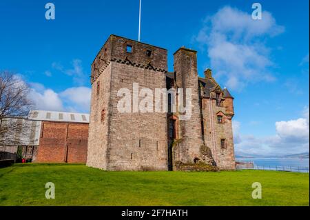 Newark Castle mit der Ferguson Werft hinter, Port Glasgow Scotland Stockfoto