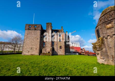 Newark Castle mit der Ferguson Werft hinter, Port Glasgow Scotland Stockfoto