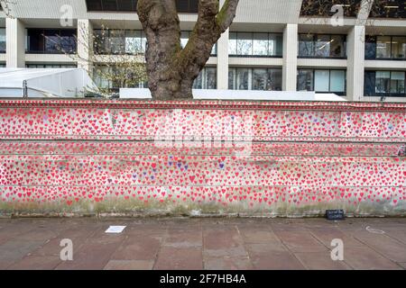 Ein Blick auf einen Abschnitt der National Covid Memorial Wall.die Mauer grenzt an das St. Thomas' Hospital und wird mit 150000 Herzen handbemalt, um die britischen Covid-19-Opfer zu ehren.Sie erstreckt sich über eine Länge von 700 Metern. (Foto von Dave Rushen / SOPA Images/Sipa USA)