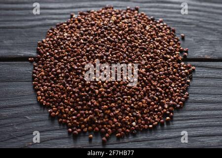 Schwarze Pfefferkörner, Pfefferkörner Samen auf einem Hintergrund Nahaufnahme Makro Stockfoto