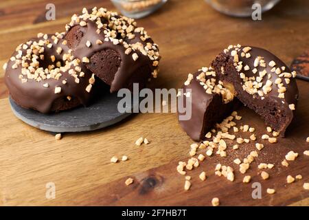 Kakao-Donuts mit Mandeln und Nüssen auf dunklem Hintergrund Stockfoto