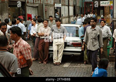 Gruppe von Männern in der Nähe des Bogyoke Aung San-Marktes in Yangon, Myanmar Stockfoto