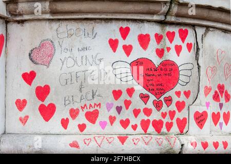 London, Großbritannien. April 2021. Botschaften zur Erinnerung an die Angehörigen, die auf der National Covid Memorial Wall zu sehen sind.die Mauer grenzt an das St. Thomas' Hospital und wird mit 150000 Herzen handbemalt, um die britischen Covid-19-Opfer zu ehren.Sie erstreckt sich über eine Länge von 700 Metern. (Foto von Dave Rushen/SOPA Images/Sipa USA) Quelle: SIPA USA/Alamy Live News Stockfoto