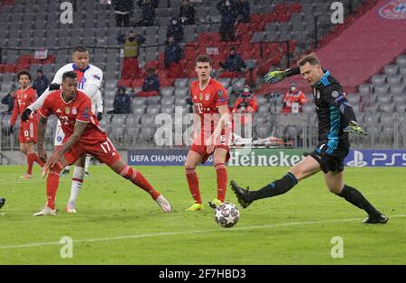 München, Deutschland. April 2021. Jerome Boateng (Bayern München) gegen Kylian Mbappe (Paris Saint-Germain) und Torwart Manuel Neuer (Bayern München) im Spiel FC BAYERN MÜNCHEN - PARIS SG des Fußballs UEFA Champions League Viertelfinale in der Saison 2020/2021 in München, 7. April 2021. Quelle: Peter Schatz/Alamy Live News Stockfoto