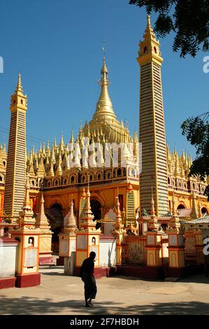 Mann in der Thanboddhay-Pagode in der Nähe von Monywa, Myanmar Stockfoto