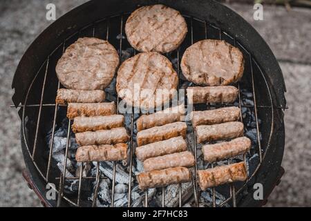 Balkan Spezialität - Cevapcici, aber mit Hühnerfleisch inst von Rind oder Schweinefleisch, das macht sie erkennbar heller oder weißer in der Farbe, liegt auf einem gemacht Stockfoto