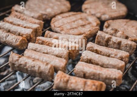 Balkan Spezialität - Cevapcici, aber mit Hühnerfleisch inst von Rind oder Schweinefleisch, das macht sie erkennbar heller oder weißer in der Farbe, liegt auf einem gemacht Stockfoto