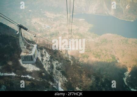 Skigondel, die in Richtung des Skigebiets Vogel, Slowenien, führt. See bohinj im Hintergrund, mit umliegenden Bergen. Stockfoto