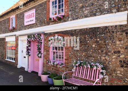 Mable's, Shop Front, Burnham Market, Norfolk, England, Großbritannien, dekoriert, Rosen Stockfoto