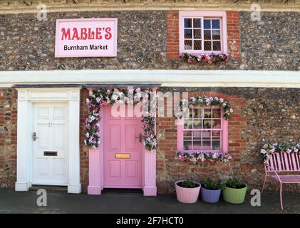 Mable's, Shop Front, Burnham Market, Norfolk, England, Großbritannien, dekoriert, Rosen Stockfoto