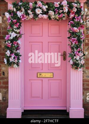 Mable's, Shop Front, Burnham Market, Norfolk, England, Großbritannien, dekoriert, Rosen Stockfoto