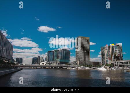 Hafenpanorama der Docklands in melbourne, Australien an einem schönen Sommertag. Stockfoto