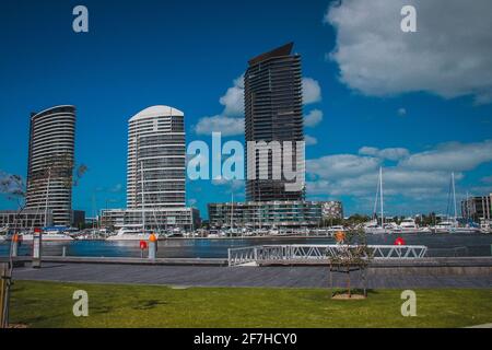 Hafenpanorama der Docklands in melbourne, Australien an einem schönen Sommertag. Stockfoto