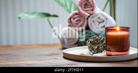 Spa-Ambiente mit Kerzen- und Massagesteinen, Beauty-Care-Spa und Wellness-Komposition Stockfoto