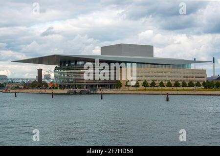 Blick auf das Opernhaus in Kopenhagen, Dänemark, Gebäude mit moderner Architektur Stockfoto