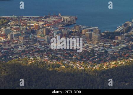 Panorama der Stadt Hobart, Tasmanien vom Mount Wellington aus gesehen. Stockfoto