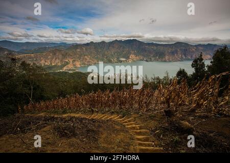 Panorama des Lago de Atitlan oder des Atitlan Sees vom San Pedro Vulkan aus gesehen. Die Dörfer San Pedro und Panajachel sind zu sehen. Stockfoto