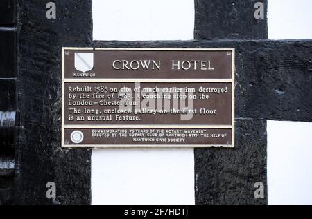 Informationstafel über das historische Gebäude des Crown Hotel in Nantwich Stockfoto