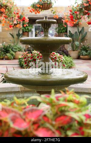 Wasserbrunnen aus Marmor in Hobart, Tasmanien, umgeben von Blumen unterschiedlicher Art. Stockfoto